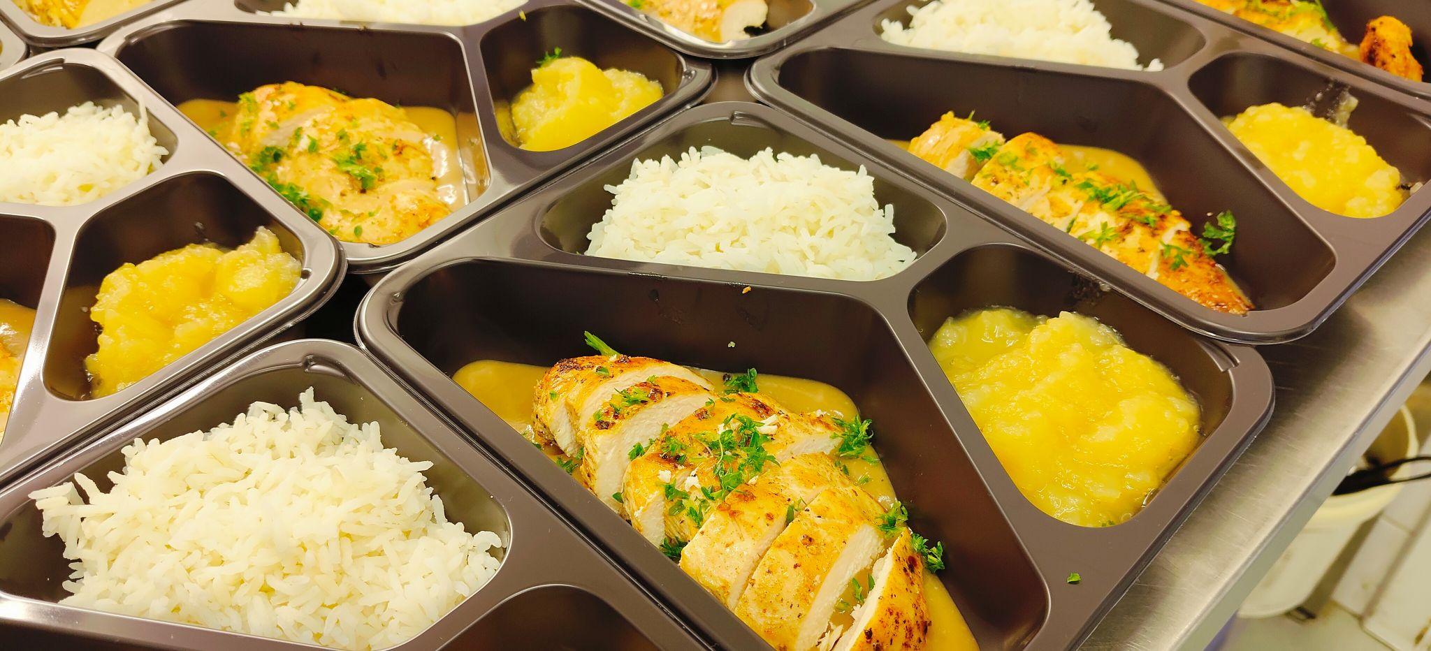 Filet de poulet, riz, compote de pommes